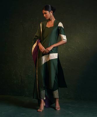 Deep green chanderi kurta set with panelled gota work 1