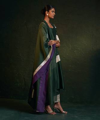 Deep green chanderi kurta set with panelled gota work 2