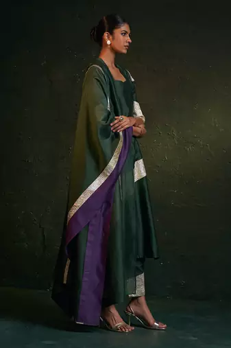 Deep green chanderi kurta set with panelled gota work