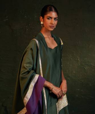 Deep green chanderi kurta set with panelled gota work 3