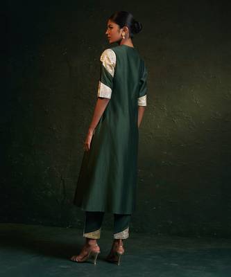 Deep green chanderi kurta set with panelled gota work 4
