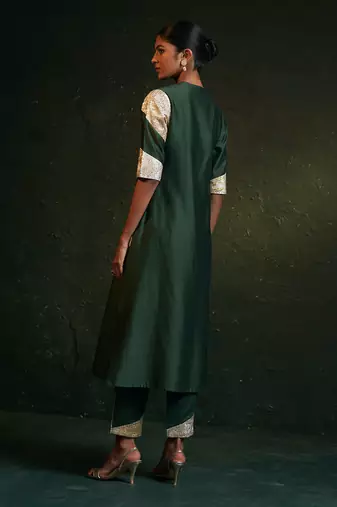 Deep green chanderi kurta set with panelled gota work