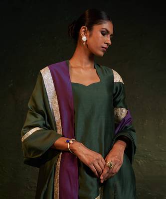 Deep green chanderi kurta set with panelled gota work 5