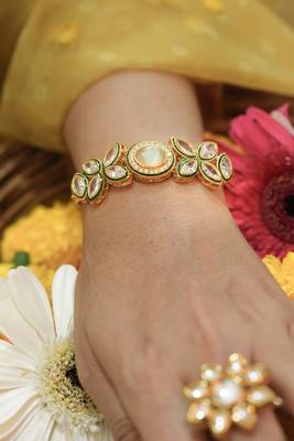 Kundan-Studded Light Green Bracelet 1