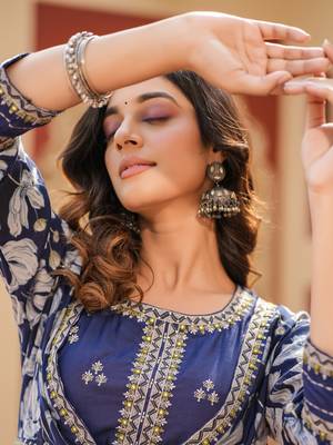  woman blue embroidered shrug crop top co ord set 4