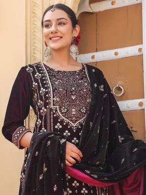 Yufta purple velvet kurta dupatta set with embroidery detailing and cotton cotton lining 2