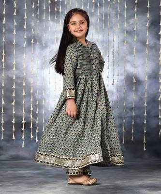 Grey jaipuri floral printed pintucks long kurta with pants 3