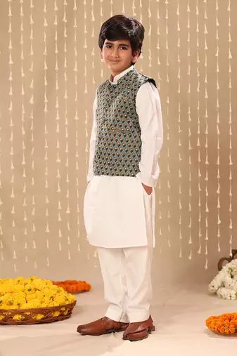 White kurta set with grey jaipuri buti printed jacket