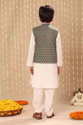 White kurta set with grey jaipuri buti printed jacket