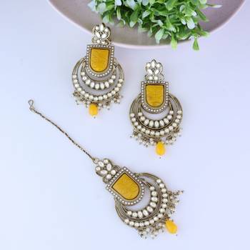 I Jewels Traditional Pearl Hanging Kundan Stone Studed Chandbali Earring With Maang Tikka 1