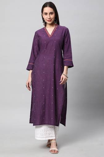 Woven cotton kurta with embroidery detailling.
