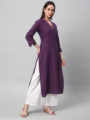 Woven cotton kurta with embroidery detailling. 3