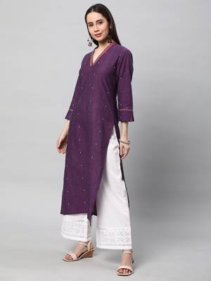 Woven cotton kurta with embroidery detailling. 4