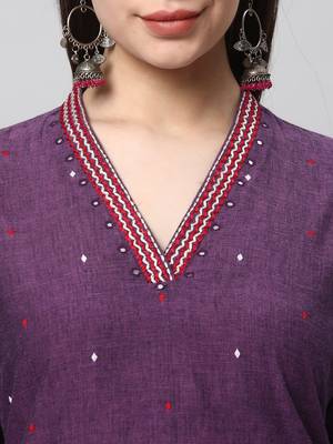 Woven cotton kurta with embroidery detailling. 5
