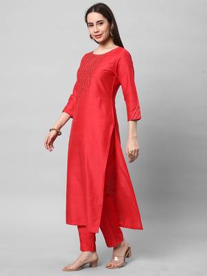 A straight kurta with machine embroidery at in v format yoke. 3