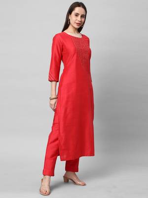 A straight kurta with machine embroidery at in v format yoke. 4