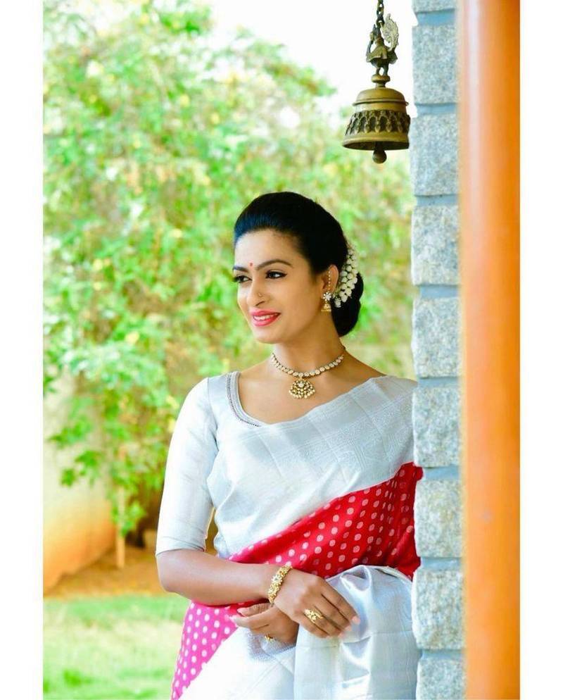 Pink Woven Kanjivaram Silk Saree With Blouse Piece