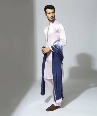 Lilac embroidered kurta set with blue dupatta 2
