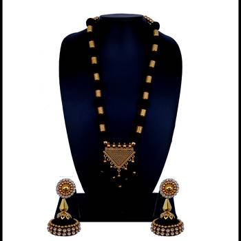 Black statement-jewellery 2