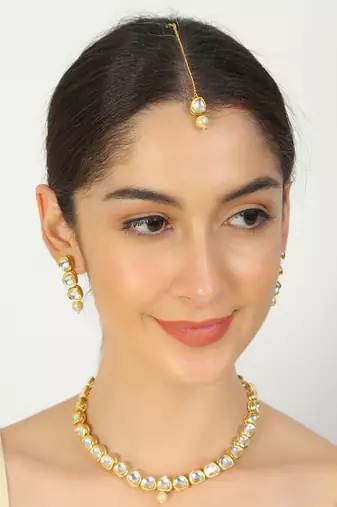 Kundan necklace with earrings & maang tikka