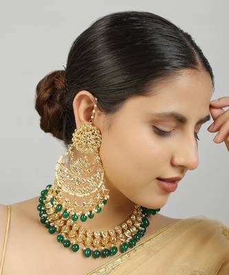 Gold toned kundan necklace with pair of earrings 1