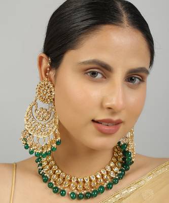 Gold toned kundan necklace with pair of earrings 2