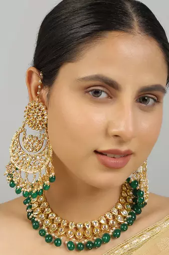 Gold toned kundan necklace with pair of earrings