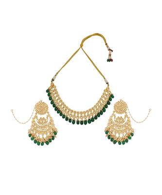 Gold toned kundan necklace with pair of earrings 3