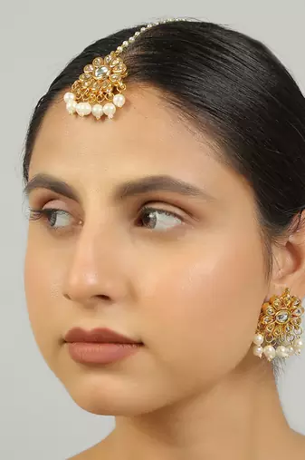 Kundan floral earrings with maang tikka