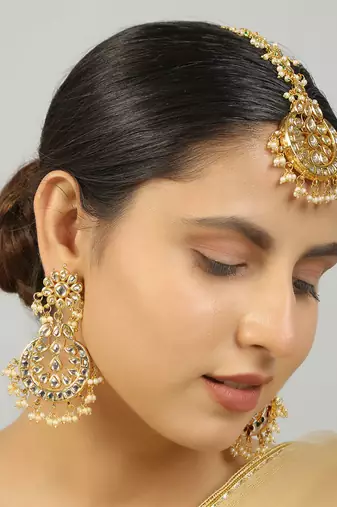 Kundan earrings & maang tikka set