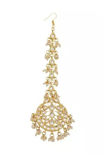Kundan earrings & maang tikka set