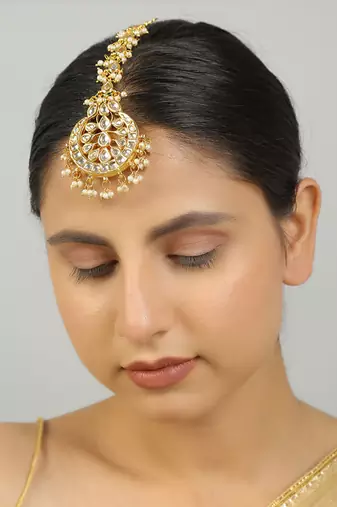 Kundan embellished maang tikka