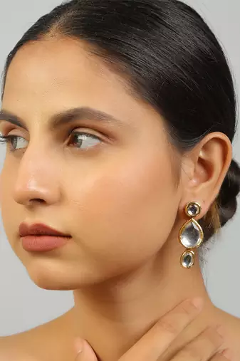 Tear drop shaped kundan earrings