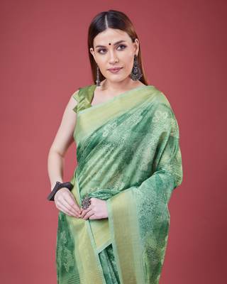 Green Handloom Silk Self Design With Golden Border Saree For Women With Blouse Piece 4