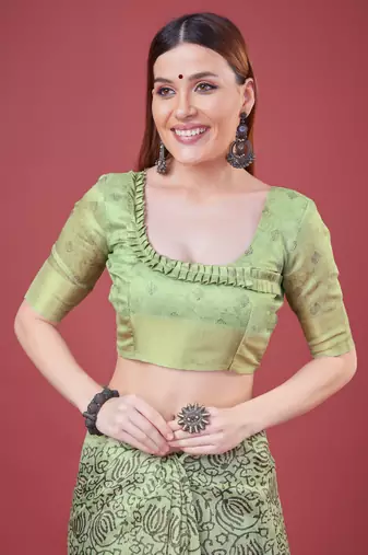 Green Handloom Silk Self Design With Golden Border Saree For Women With Blouse Piece