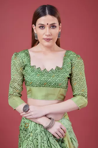 Green Handloom Silk Self Design With Golden Border Saree For Women With Blouse Piece