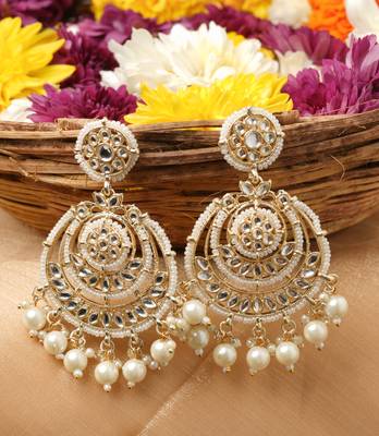 Classic Kundan Maang Tikka & Earring Set with Pearl Drops 3