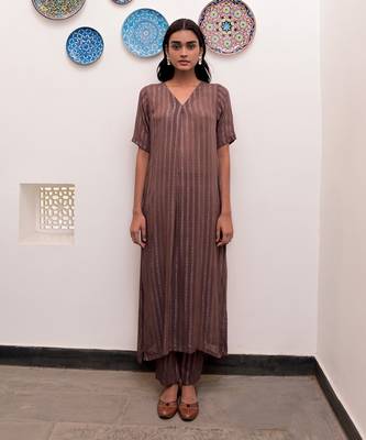 Gulkand zari textured kurta set 1