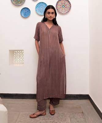 Gulkand zari textured kurta set 3