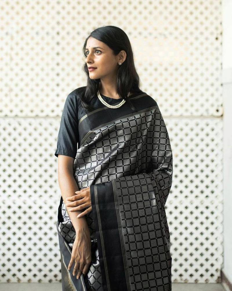 BLACK WOVEN KANJIVARAM SILK SAREE WITH BLOUSE PIECE