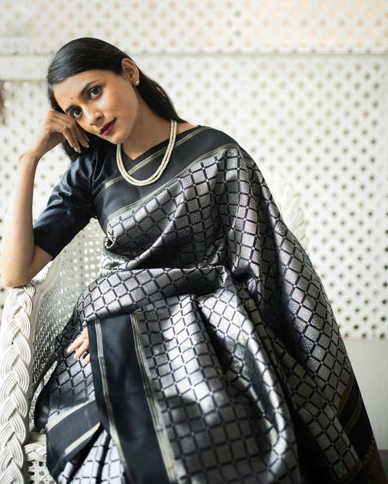 BLACK WOVEN KANJIVARAM SILK SAREE WITH BLOUSE PIECE