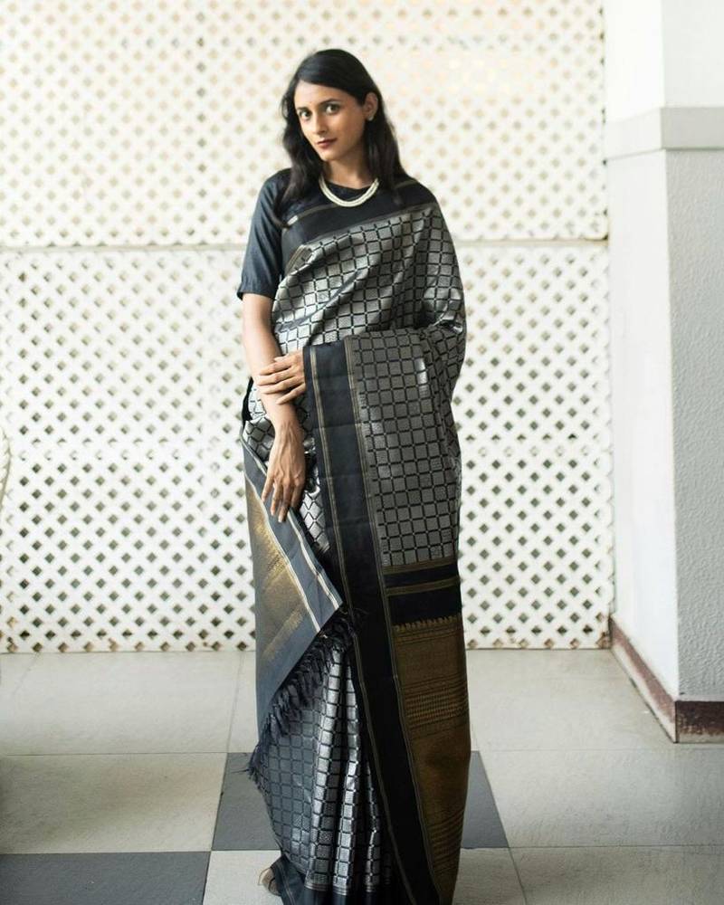BLACK WOVEN KANJIVARAM SILK SAREE WITH BLOUSE PIECE
