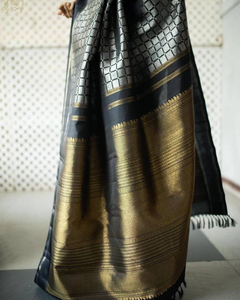 BLACK WOVEN KANJIVARAM SILK SAREE WITH BLOUSE PIECE