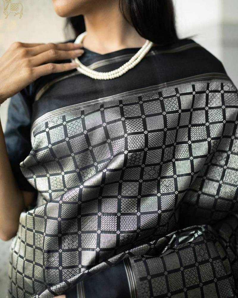 BLACK WOVEN KANJIVARAM SILK SAREE WITH BLOUSE PIECE