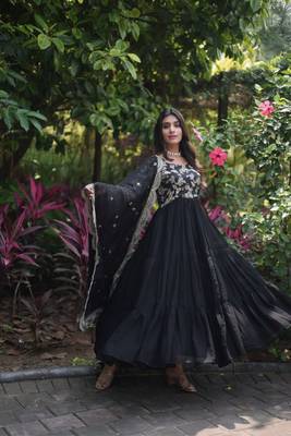 Elegant Black Anarkali Gown And Dupatta Set 2