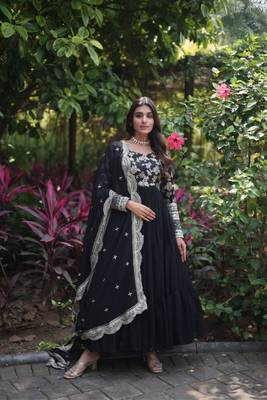 Elegant Black Anarkali Gown And Dupatta Set 3
