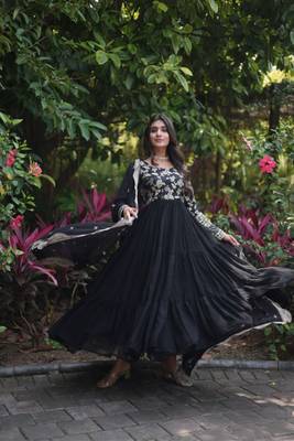 Elegant Black Anarkali Gown And Dupatta Set 4