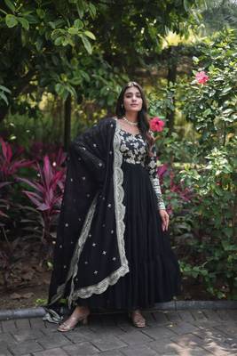 Elegant Black Anarkali Gown And Dupatta Set 5