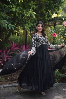 Elegant Black Anarkali Gown And Dupatta Set 6