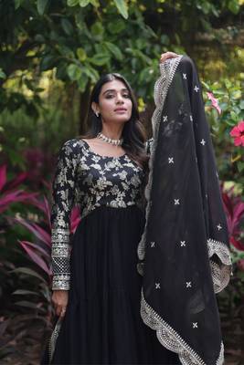 Elegant Black Anarkali Gown And Dupatta Set 7